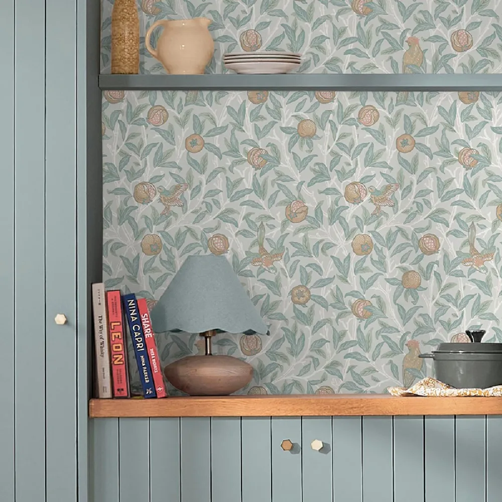 William Morris At Home Bird & Pomegranate Duck Egg 124261 Grå Tapet | Stuvbutiken - Bild 3